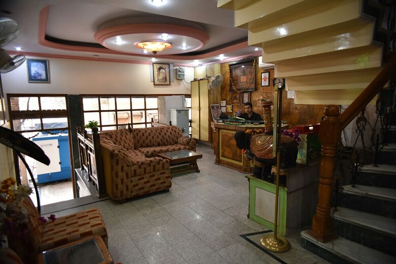 Oyo 24112 Mid City Hotel