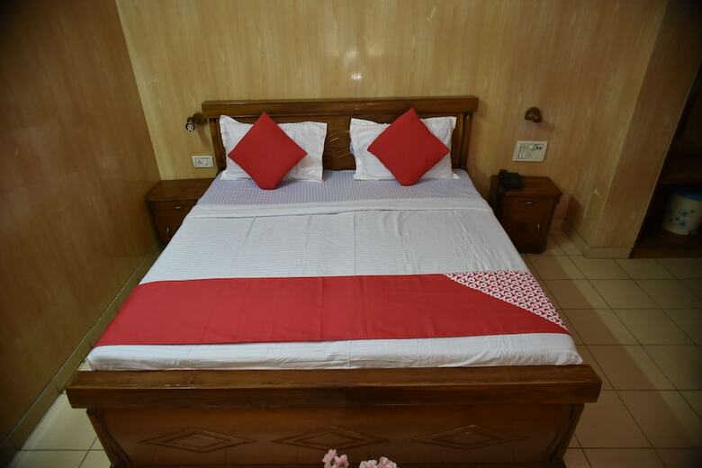 Oyo 24112 Mid City Hotel