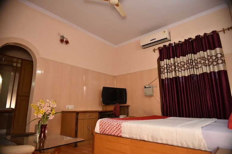 Oyo 24112 Mid City Hotel