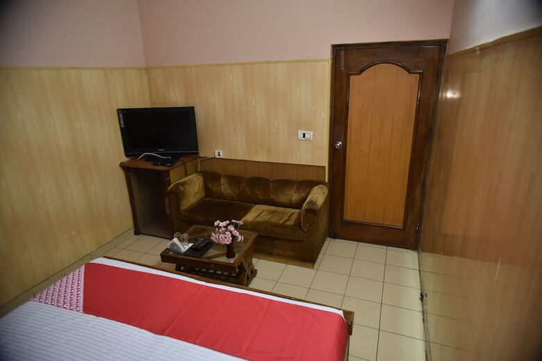 Oyo 24112 Mid City Hotel