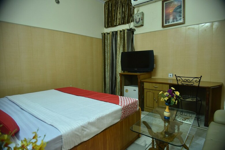 Oyo 24112 Mid City Hotel