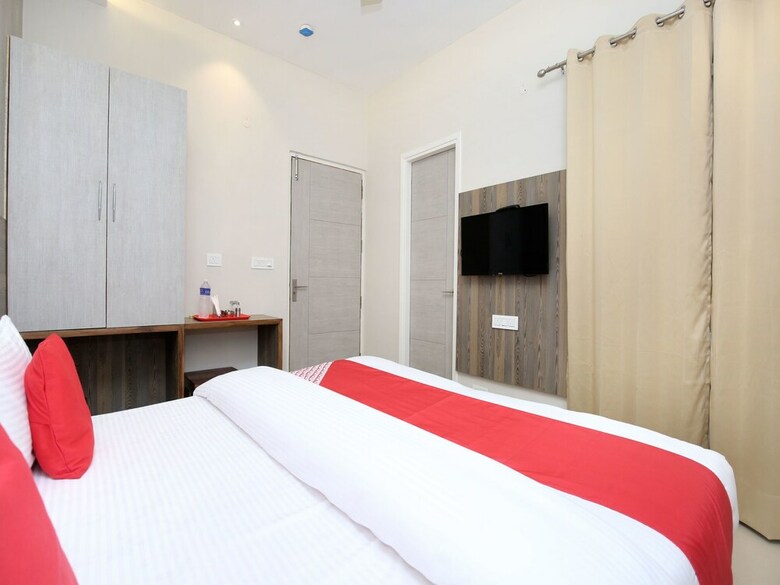 Oyo 17199 Hotel Clg Grand