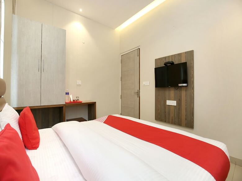 Oyo 17199 Hotel Clg Grand