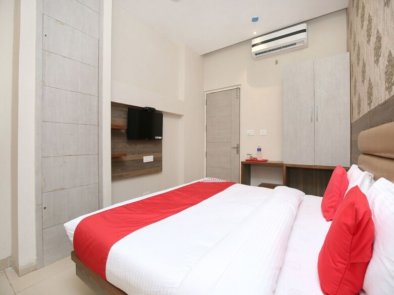 Oyo 17199 Hotel Clg Grand