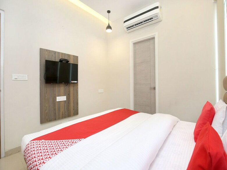 Oyo 17199 Hotel Clg Grand