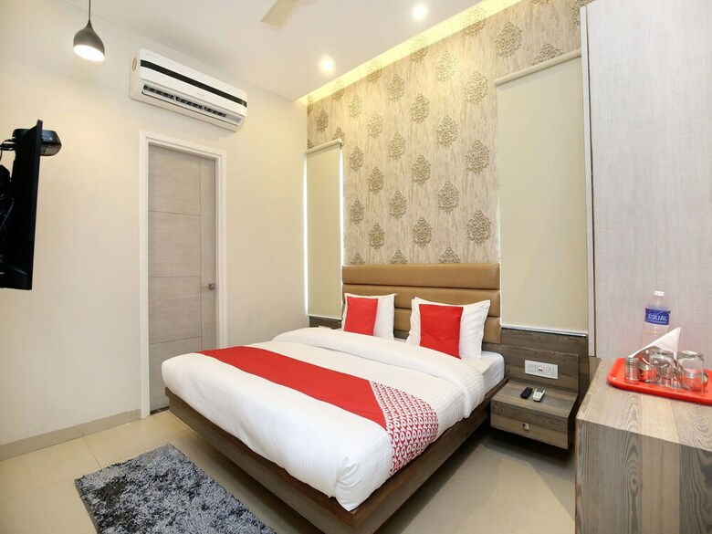 Oyo 17199 Hotel Clg Grand