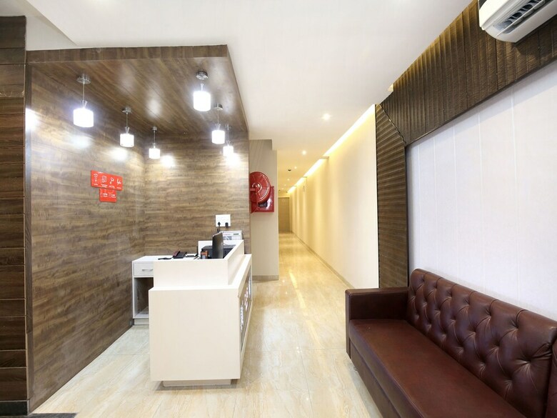 Oyo 17199 Hotel Clg Grand