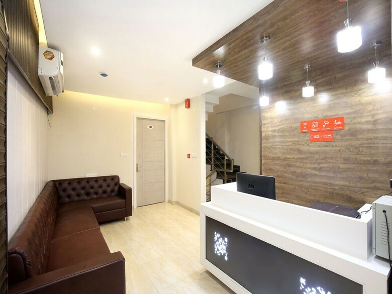 Oyo 17199 Hotel Clg Grand