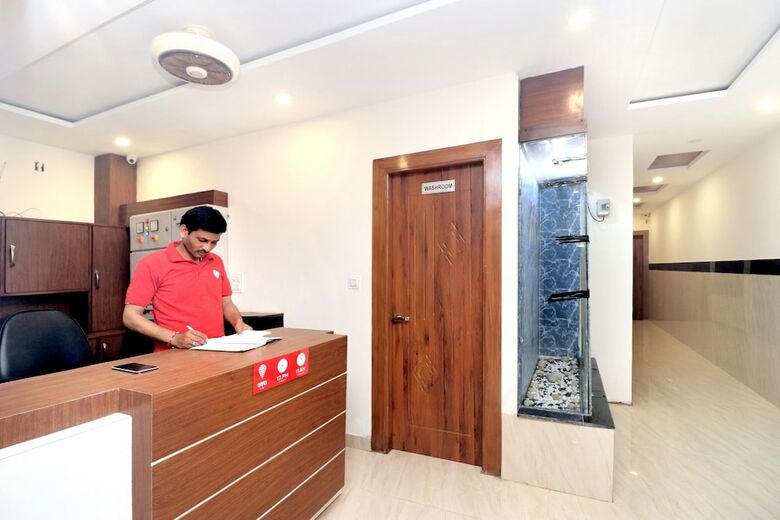 Oyo 18504 Hotel Safari