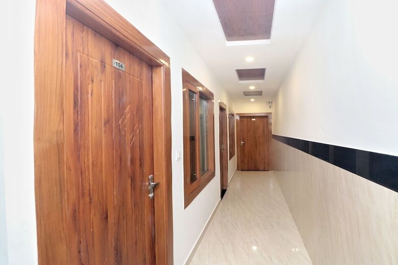 Oyo 18504 Hotel Safari