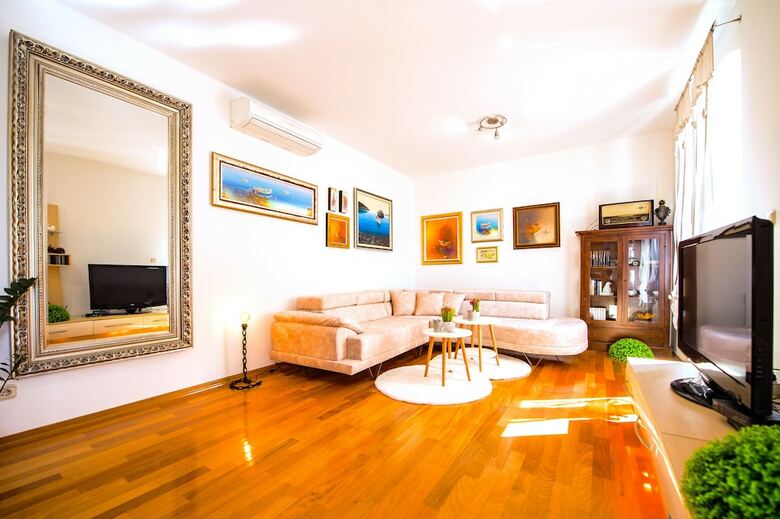Apartamentos L U X E Bacvice Collection