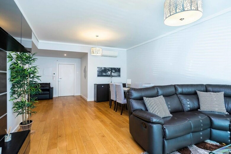 Spacious Apartment In Residential Campolide