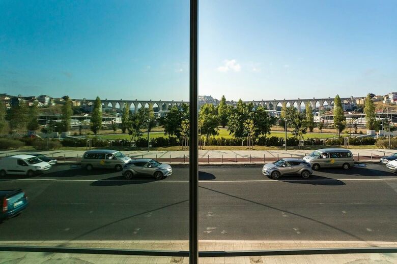 Spacious Apartment In Residential Campolide
