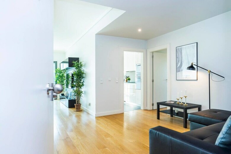 Spacious Apartment In Residential Campolide