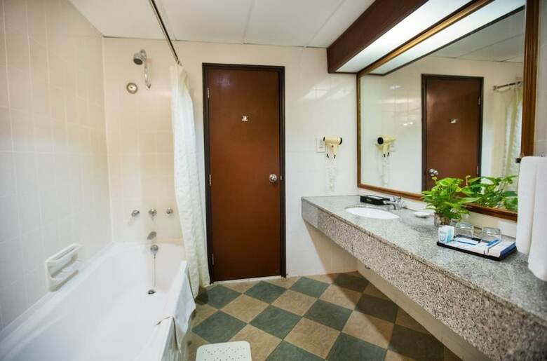 Hotel Expat's Nook Beach Resort