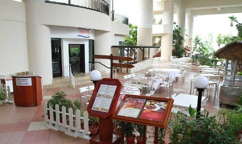 Hotel Expat's Nook Beach Resort
