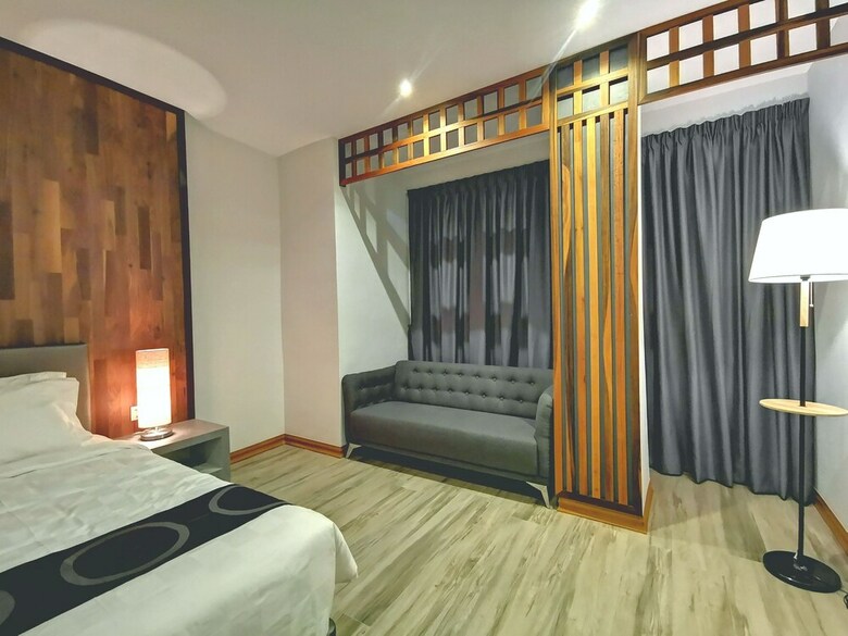 Frame Hotel