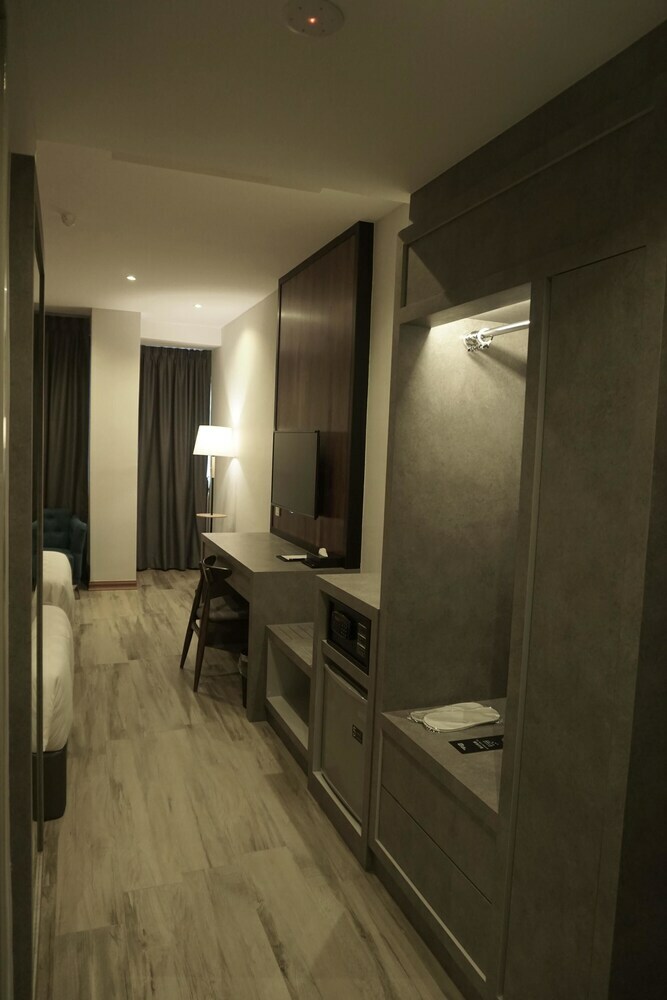 Frame Hotel
