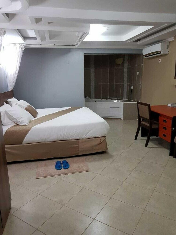 Savannah Paradise Hotel Makindu