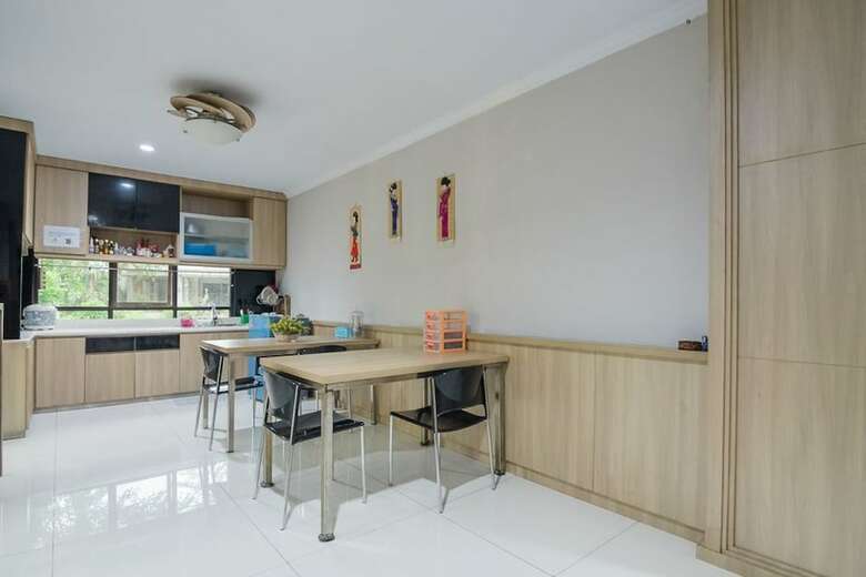 Hotel Reddoorz Plus Near Lippo Cikarang Mall 2