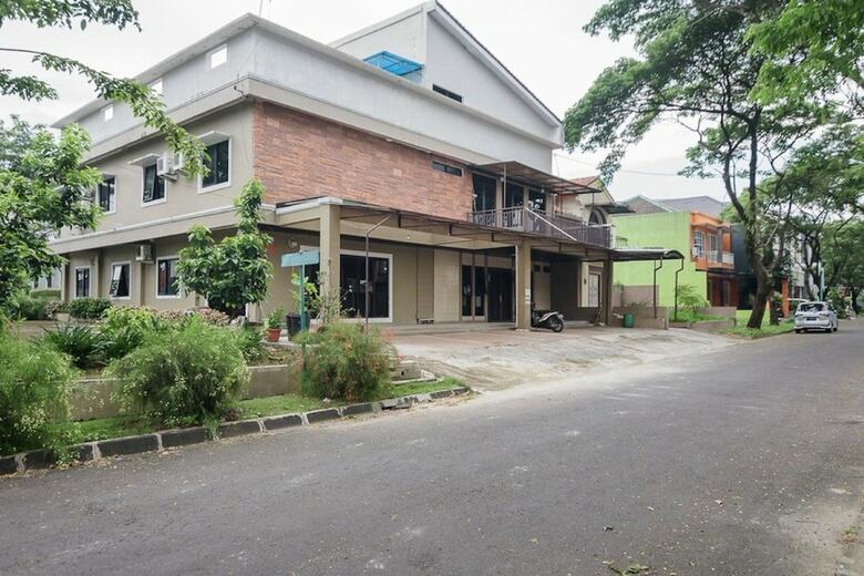 Hotel Reddoorz Plus Near Lippo Cikarang Mall 2