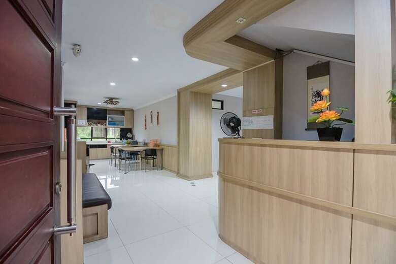 Hotel Reddoorz Plus Near Lippo Cikarang Mall 2