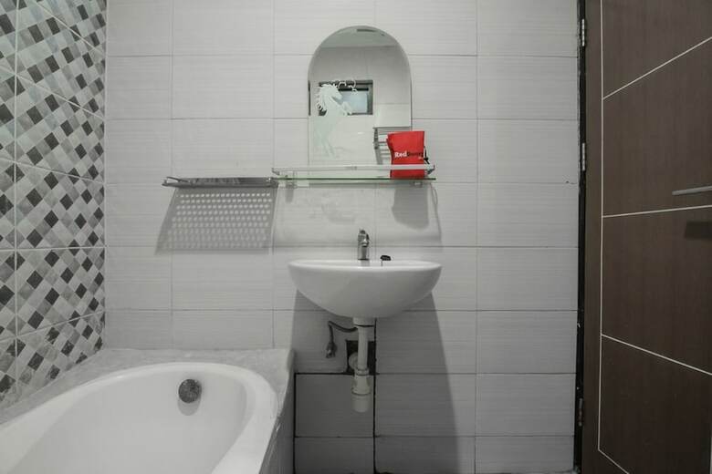 Hotel Reddoorz Plus Near Lippo Cikarang Mall 2