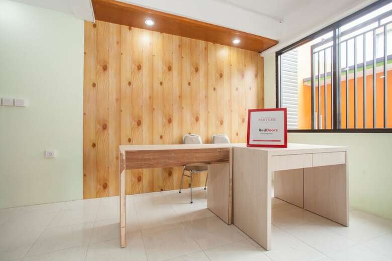 Hotel Reddoorz Near Petra University 2