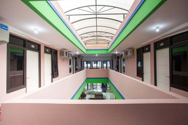 Hotel Reddoorz Near Petra University 2