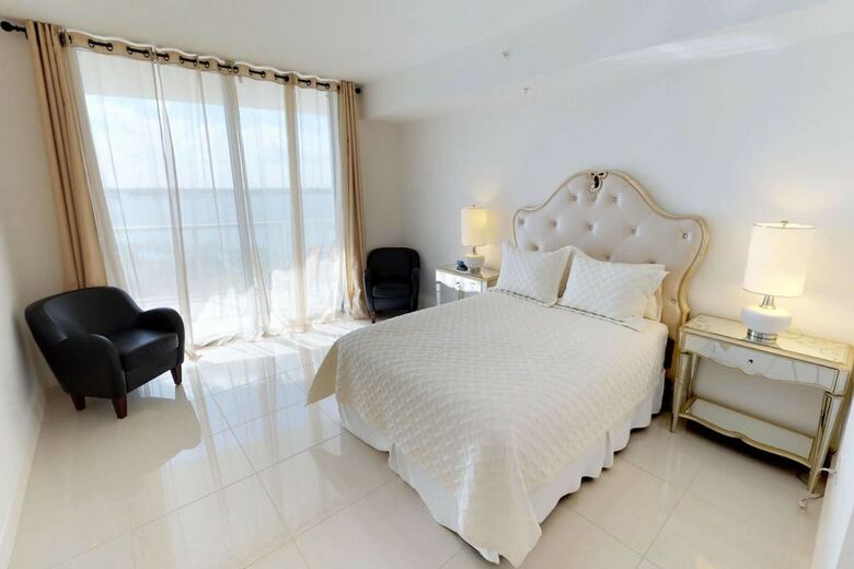 3000 Oasis Grand Blvd #803