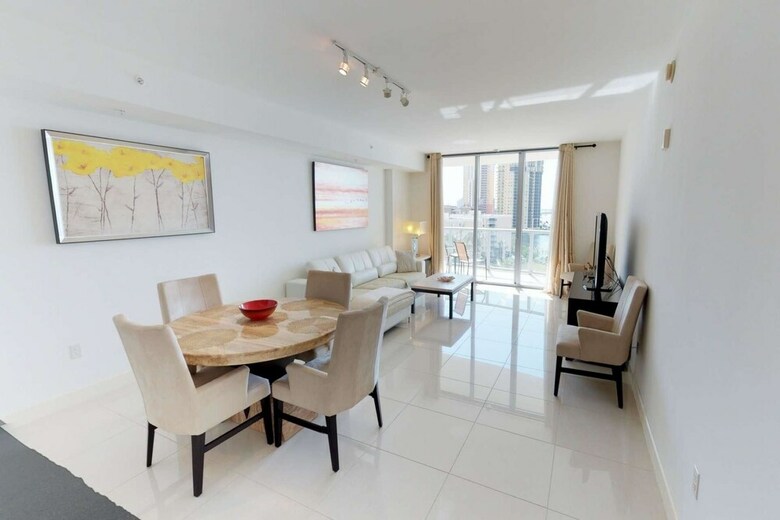 3000 Oasis Grand Blvd #803