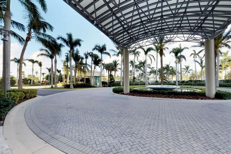 3000 Oasis Grand Blvd #803
