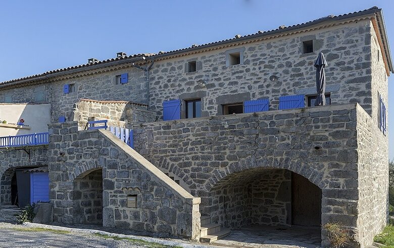 Mas de Guilhaumon C�t� Hameau