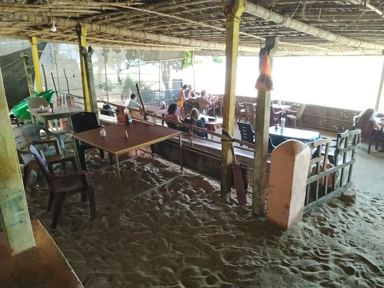 Hostal Iroomz Sea Rock Cafe