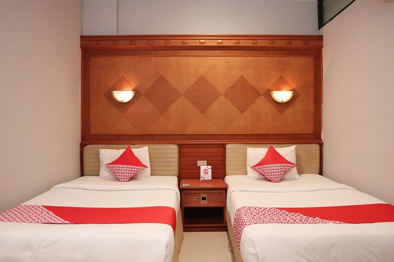 Oyo 742 Mona Plaza Hotel