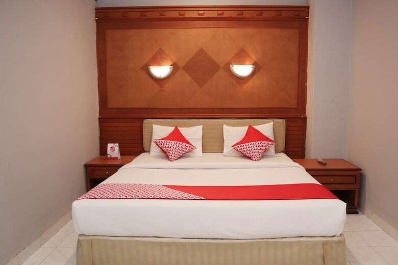 Oyo 742 Mona Plaza Hotel