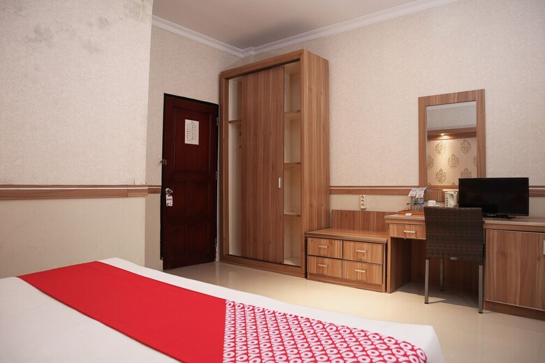 Oyo 742 Mona Plaza Hotel