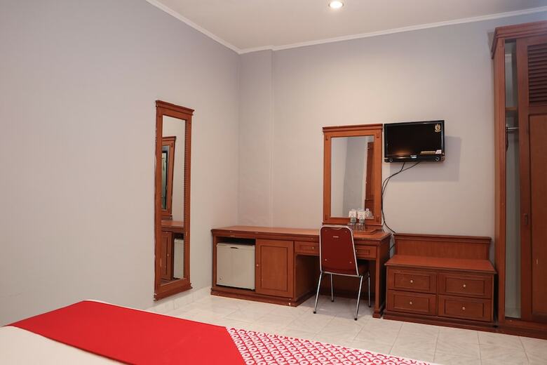 Oyo 742 Mona Plaza Hotel