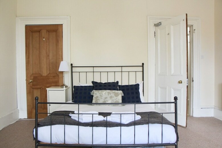 Fabulous 6 Bedroom Edinburgh Apartment