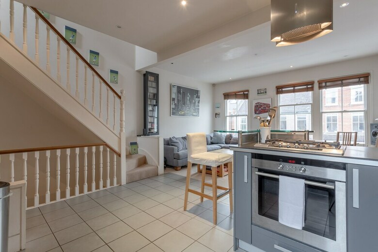 Modern Maisonette Southfields London
