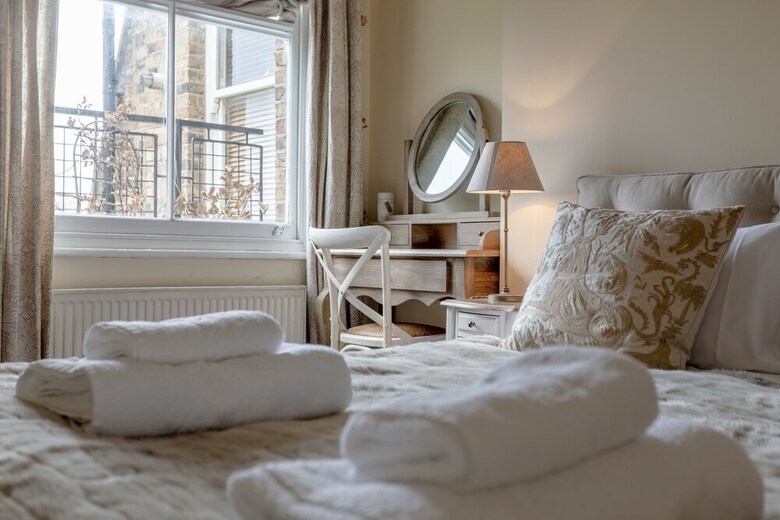 Gorgeous Apartment In A West End Mansion