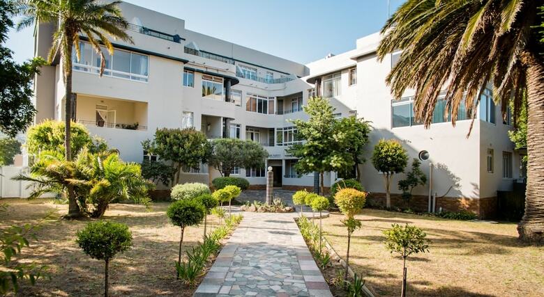 Newly-renovated Top Floor Studio Apartment In Gardens