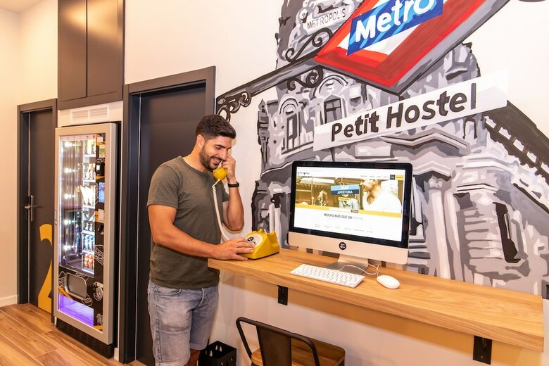 Hostal Petit Hostel