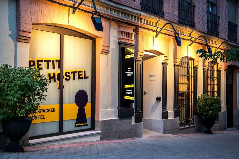 Hostal Petit Hostel