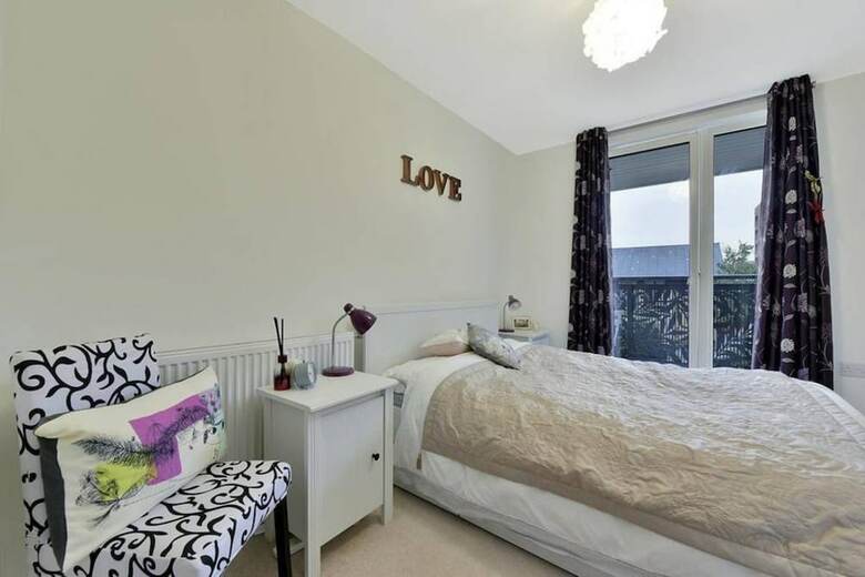 Modern 1 Bedroom Apartment With Balcony