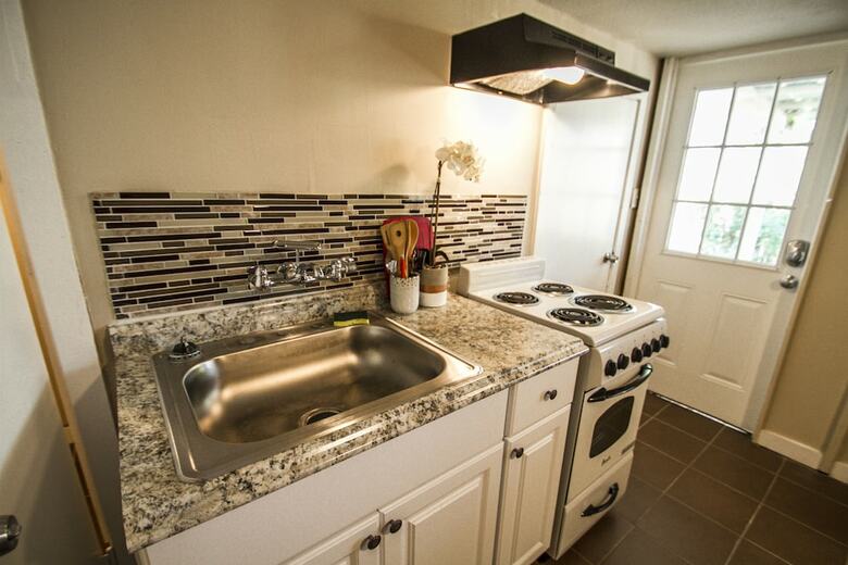 Hays St #b Near Downtown Guest Studio