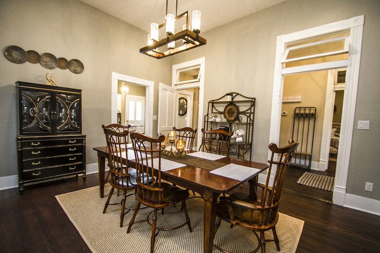 Wyoming St Restored Historic 2br/1ba Downtown