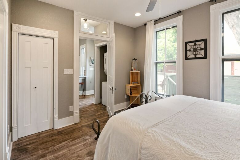 Wyoming St Restored Historic 2br/1ba Downtown