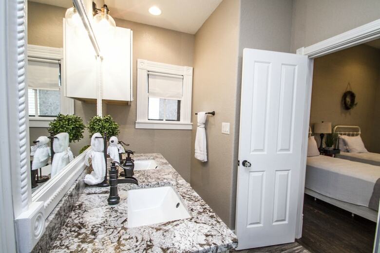 Wyoming St Restored Historic 2br/1ba Downtown