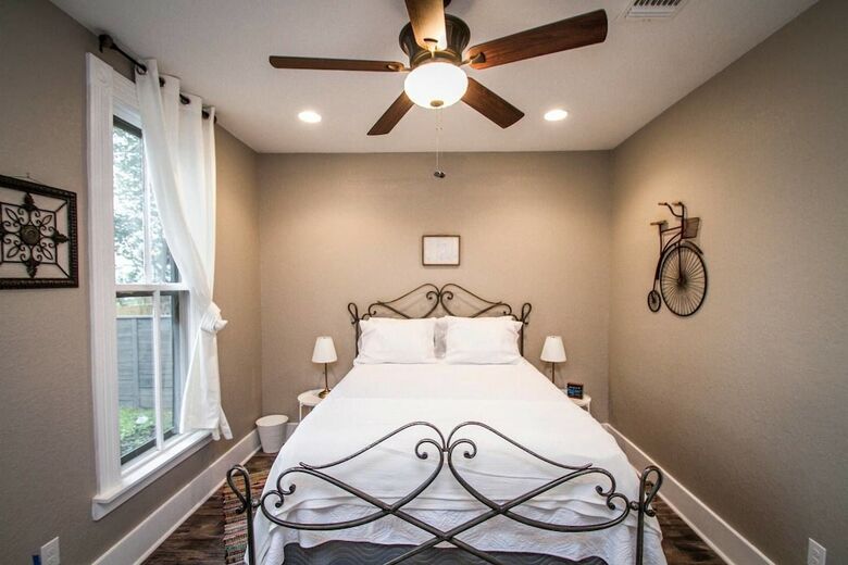 Wyoming St Restored Historic 2br/1ba Downtown